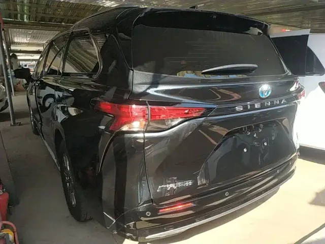Toyota Toyota Sienna 2021 2.5L Hybrid Luxury Edition — Фото автомобиля 4