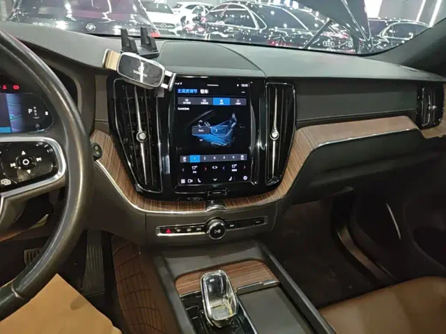 Volvo XC60 — Фото автомобиля 8