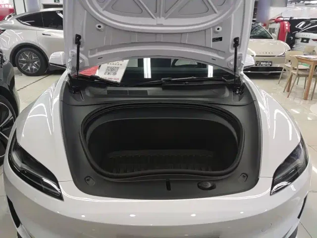 Tesla Model 3 — Фото автомобиля 19
