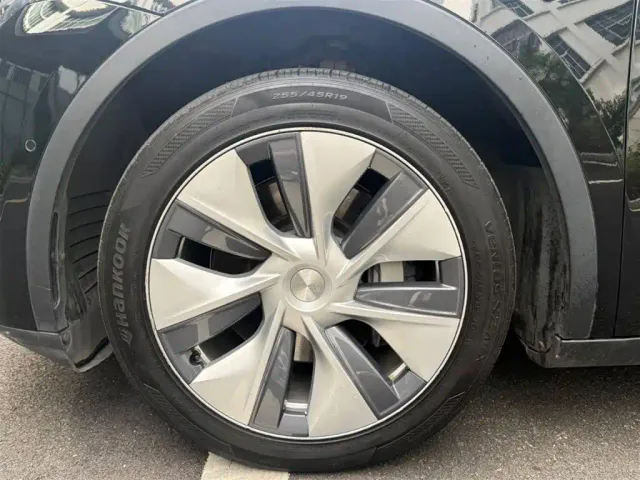 Tesla Model Y — Фото автомобиля 8