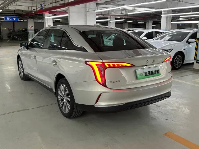 Hongqi E-QM5 — Фото автомобиля 4