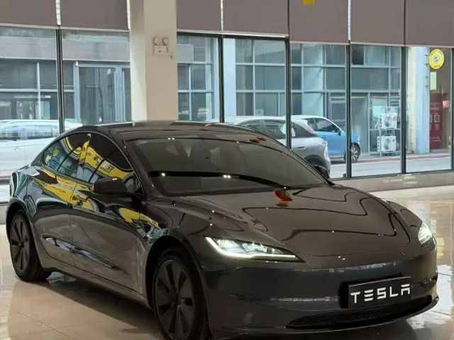 Tesla Model 3 — Фото автомобиля 3