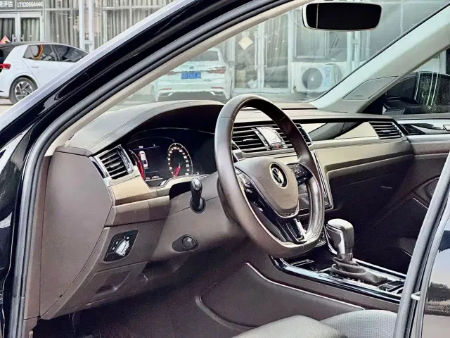 Volkswagen Phideon — Фото автомобиля 5