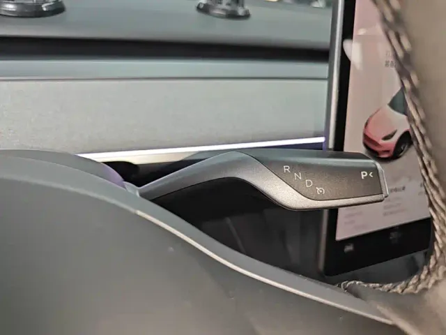 Tesla Model Y — Фото автомобиля 13