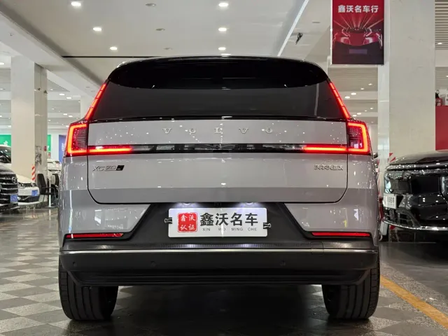Volvo XC70 Plug-in Hybrid — Фото автомобиля 3