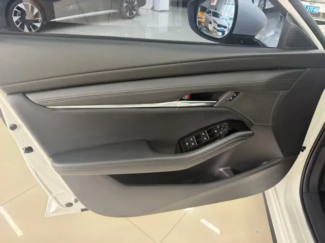 Mazda Axela — Фото автомобиля 8