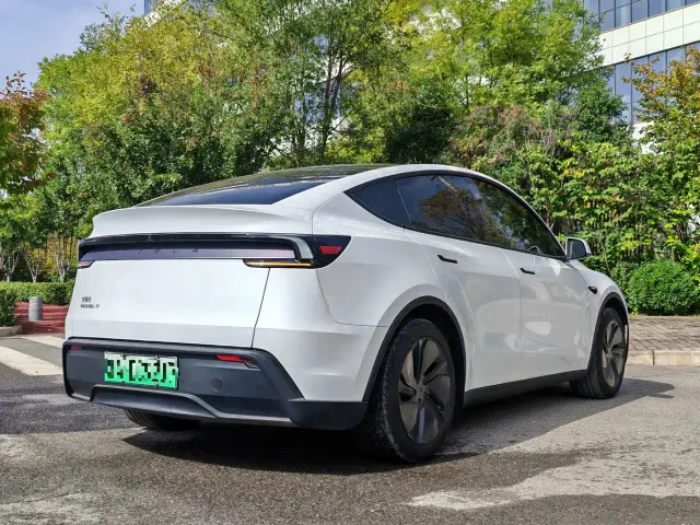 Tesla Model Y — Фото автомобиля 7
