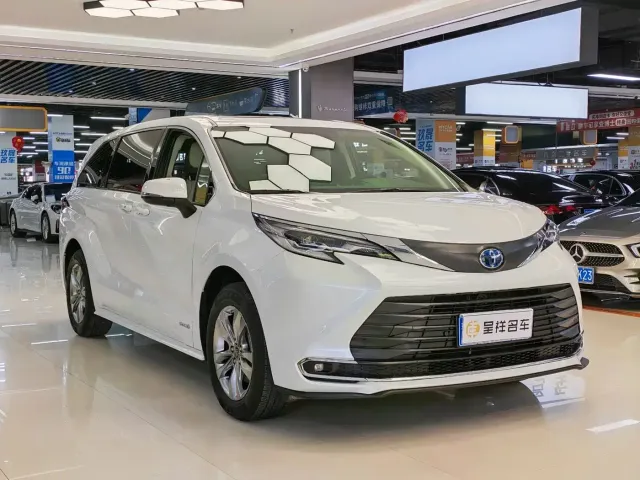 Toyota Sienna — Фото автомобиля 3