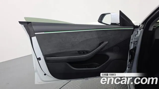 Tesla Model 3 — Фото автомобиля 12
