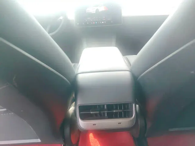 Tesla Model 3 — Фото автомобиля 8