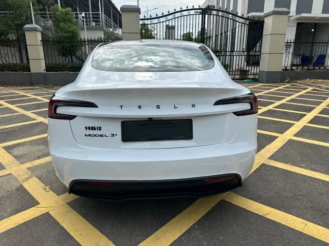 Tesla Model 3 — Фото автомобиля 4