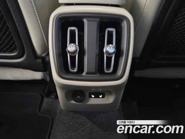 Volvo XC40 — Фото автомобиля 16