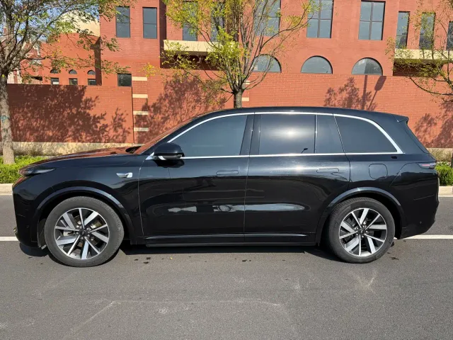 Li Auto L8 — Фото автомобиля 11