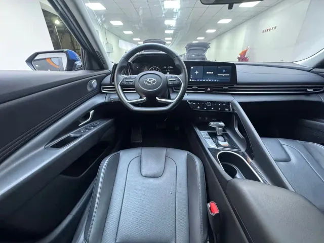 Hyundai Elantra — Фото автомобиля 11
