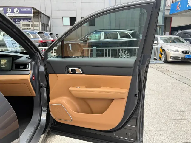 Li Auto ONE — Фото автомобиля 10