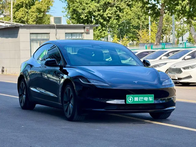 Tesla Model 3 — Фото автомобиля 4
