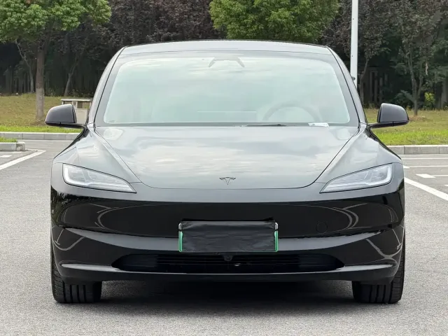 Tesla Model 3 — Фото автомобиля 2