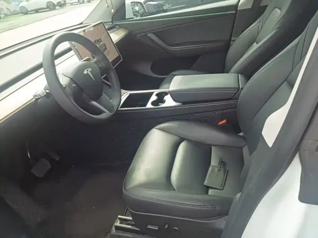 Tesla Model Y — Фото автомобиля 14