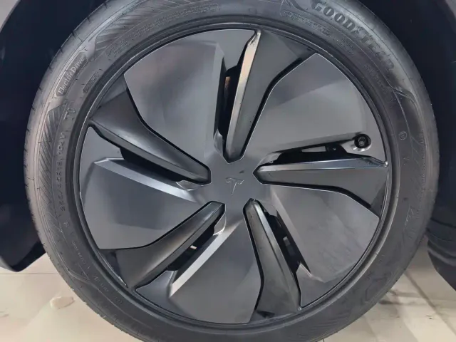 Tesla Model Y — Фото автомобиля 12