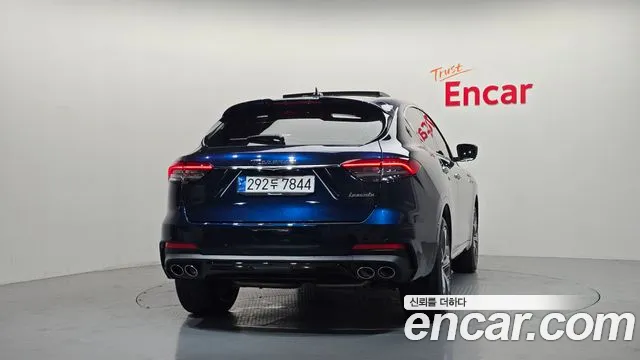 Maserati Levante — Фото автомобиля 4