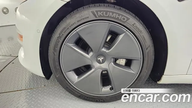 Tesla Model 3 — Фото автомобиля 4
