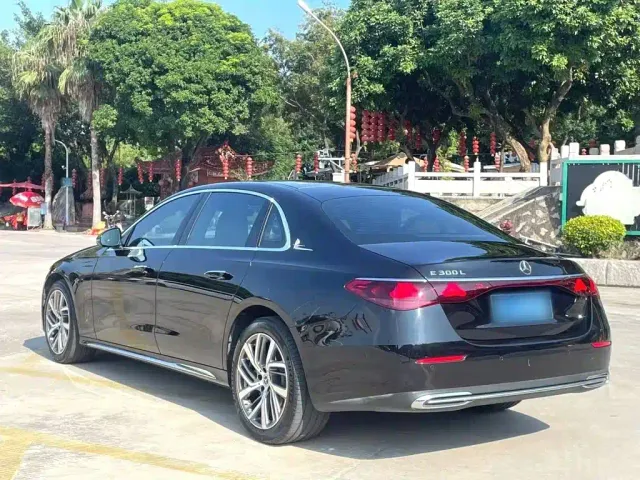 Mercedes-Benz E-Class — Фото автомобиля 4
