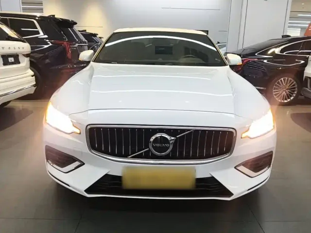 Volvo S60 — Фото автомобиля 2