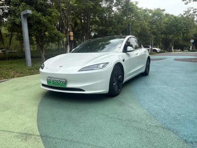 Фотография автомобиля — Tesla Model 3