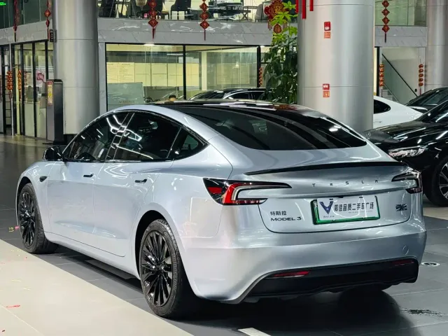 Tesla Model 3 — Фото автомобиля 7
