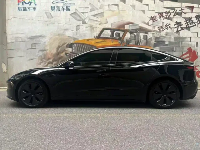Tesla Model 3 — Фото автомобиля 15