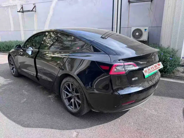 Tesla Model 3 — Фото автомобиля 2