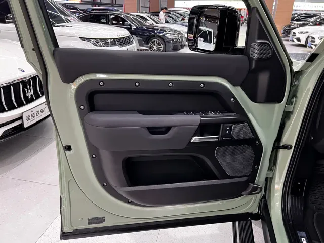 Land Rover Land Rover Defender 2023 110 3.0T P400 75th Anniversary Legend Edition — Фото автомобиля 13