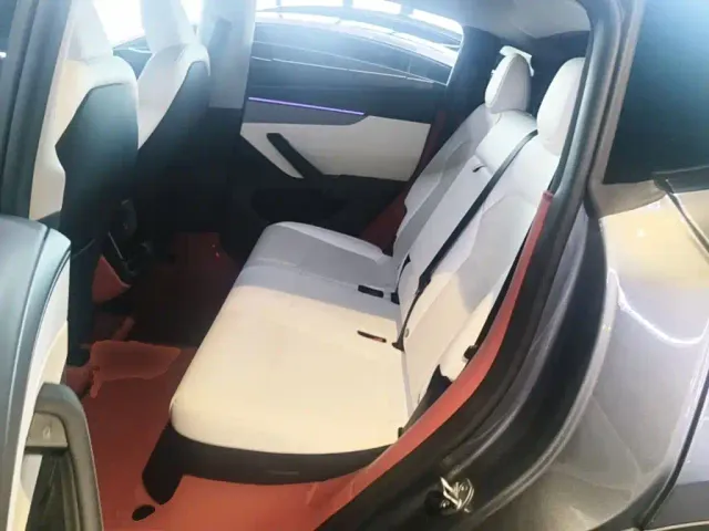 Tesla Model Y — Фото автомобиля 16