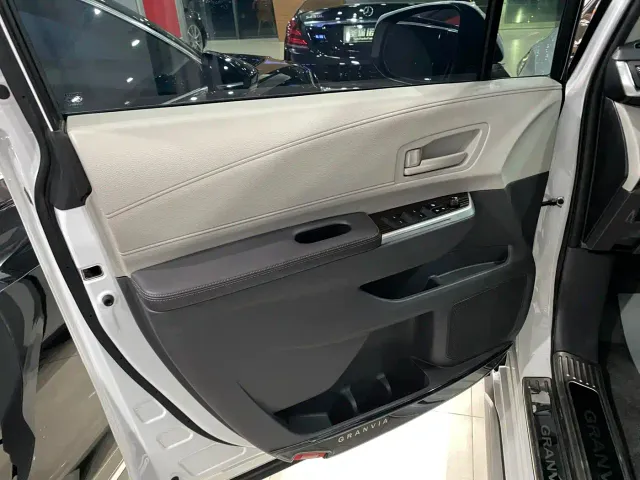 Toyota Granvia 2023 2.5L Hybrid Comfort Edition — Фото автомобиля 11