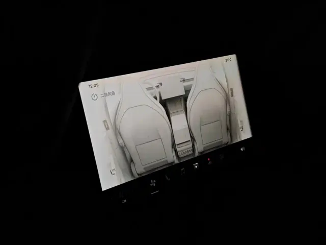 Tesla Model Y L — Фото автомобиля 14