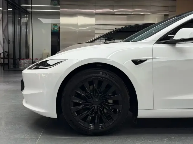 Tesla Model 3 — Фото автомобиля 16