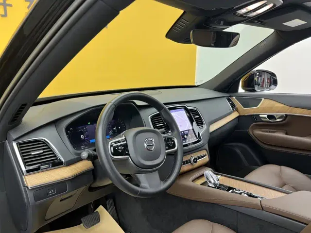 Volvo XC90 — Фото автомобиля 26
