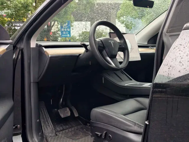 Tesla Model Y — Фото автомобиля 8