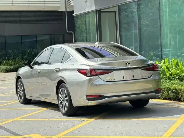 Lexus ES — Фото автомобиля 9