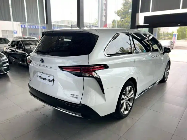 Toyota Sienna — Фото автомобиля 4