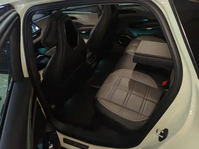 Hongqi EH7 — Фото автомобиля 11