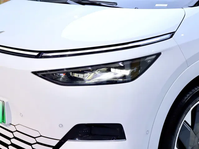 Xpeng X9 — Фото автомобиля 6