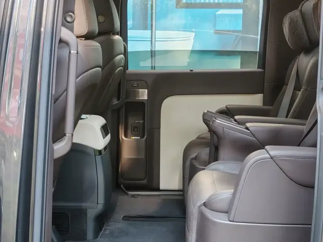 Li Auto MEGA — Фото автомобиля 14