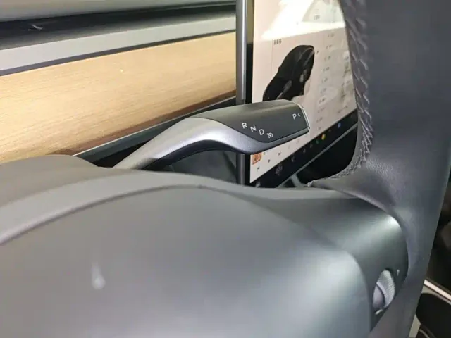 Tesla Model Y — Фото автомобиля 13