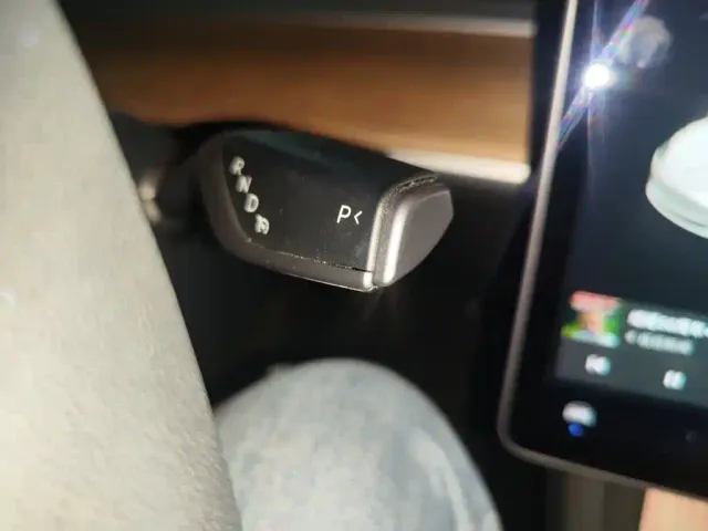 Tesla Model 3 — Фото автомобиля 16