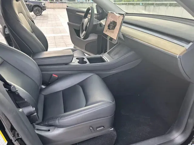 Tesla Model Y — Фото автомобиля 10