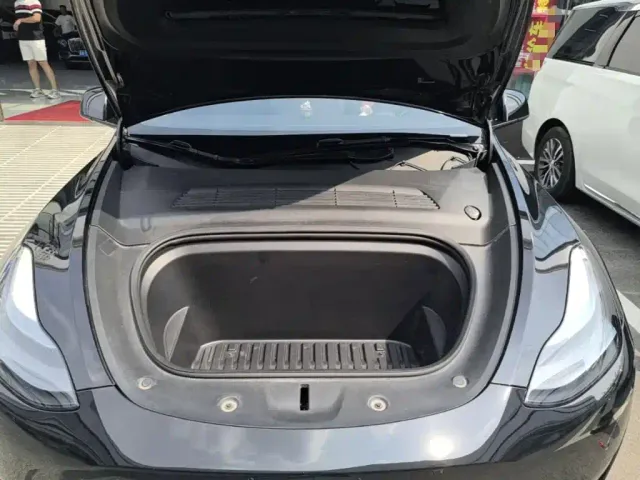 Tesla Model Y — Фото автомобиля 19