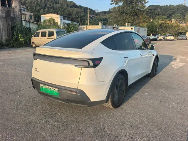 Tesla Model Y — Фото автомобиля 7