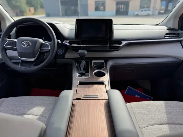 Toyota Sienna — Фото автомобиля 12