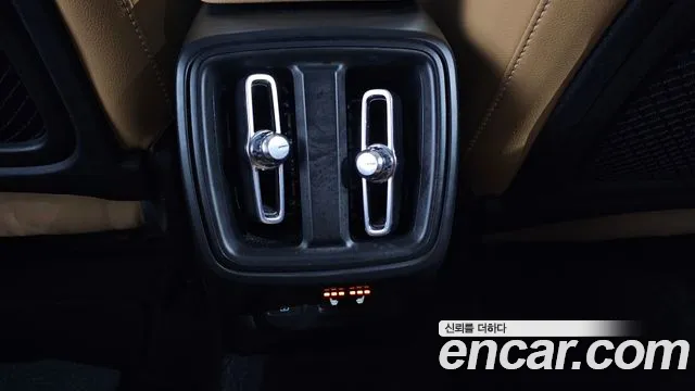 Volvo XC40 — Фото автомобиля 24